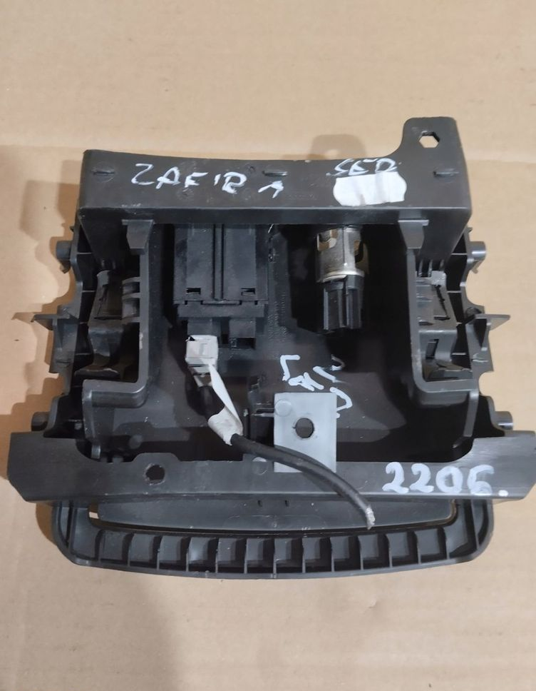 Schowek gniazdo usb zapalniczka opel zafira c iii 3 3